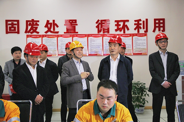 2016年3月，浙江省人大常委會副主任趙光君（右二，時任金華市委書記）來集團調(diào)研水泥窯協(xié)同處置固廢項目，肯定集團在“五水共治”、環(huán)境保護等方面作出的貢獻