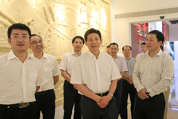 2017年9月，中國建筑材料聯(lián)合會會長喬龍德（中）來集團調(diào)研，充分肯定集團在創(chuàng)新驅(qū)動、綠色發(fā)展、“一帶一路”等方面取得的成績