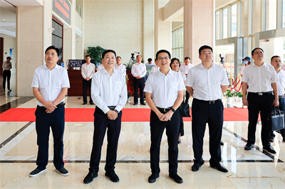 2022年8月，蘭溪市委書記戴翀(左三)來紅獅集團調(diào)研