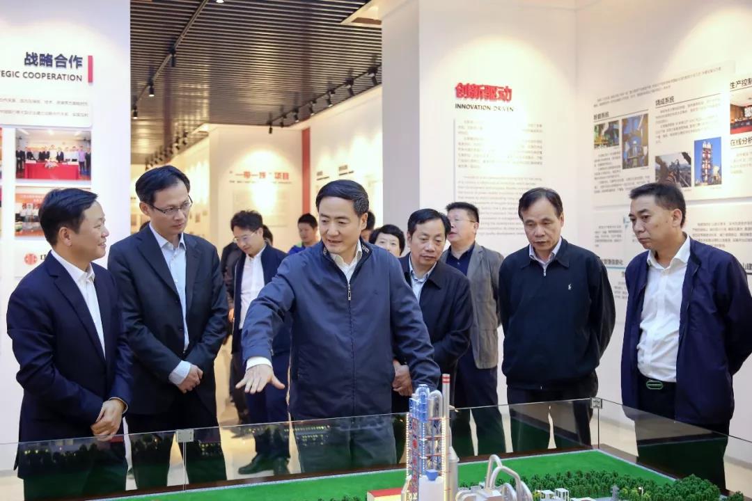 浙江省人大常委會副主任趙光君（左三）看望省人大代表、紅獅集團董事長章小華